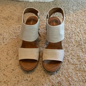 TOMS Majorca cutout sandals. Natural color